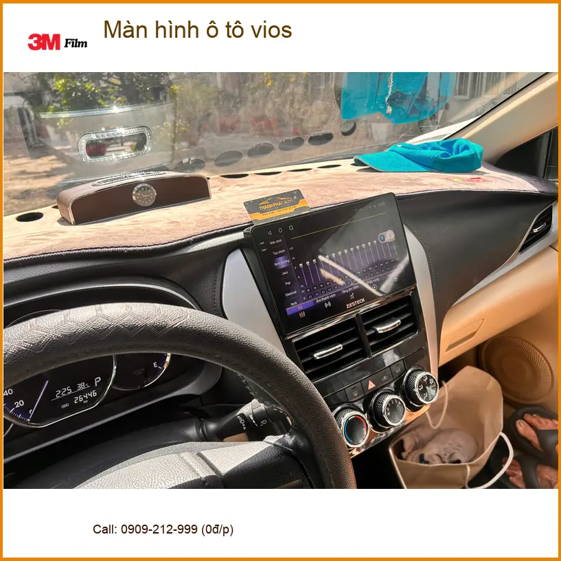 Chị Thúy lắp màn hình ô tô Toyota Vios tại Quận 12 để xem bản đồ và giải trí ảnh thực tế 3