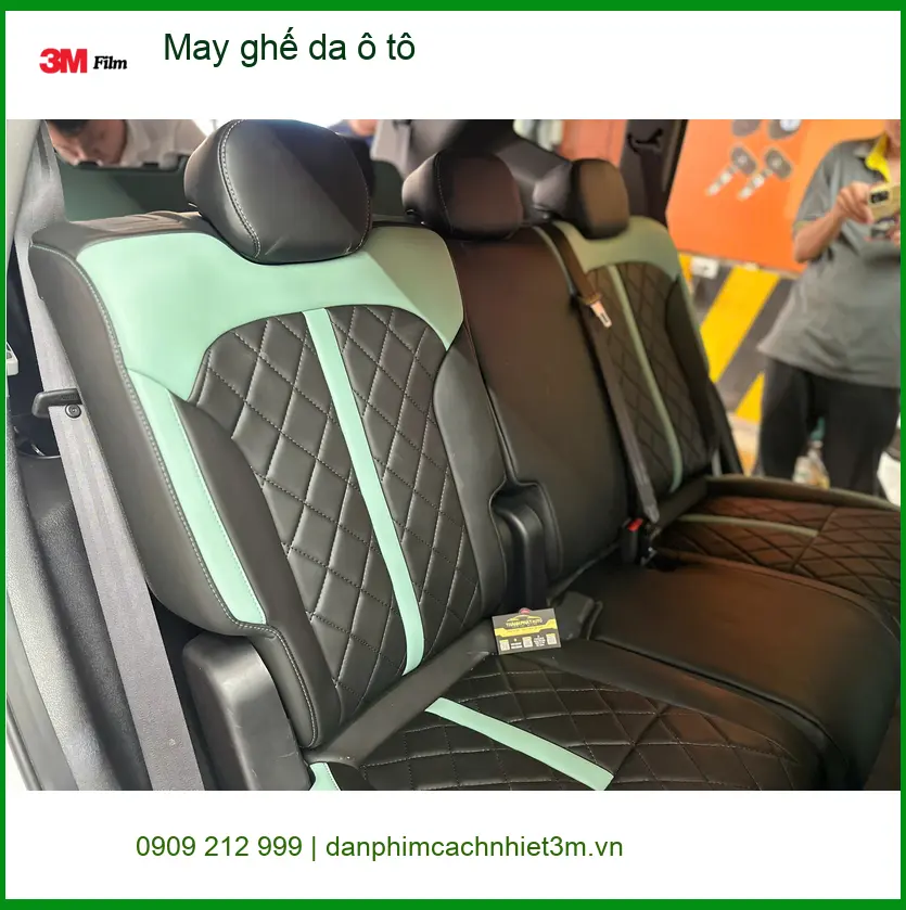 Chị Lan Anh may ghế da ô tô Honda CRV tại Quận 4 để nâng tầm không gian xe.