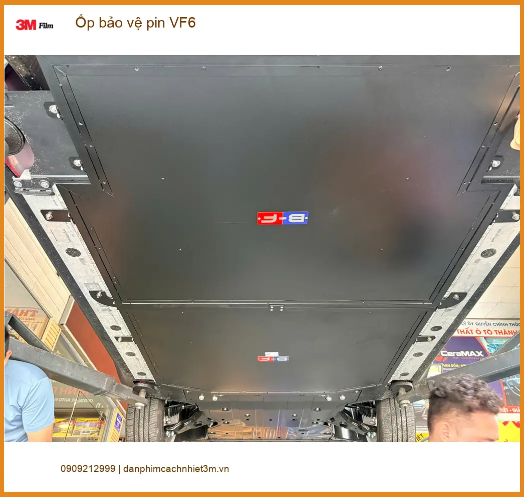 Anh Khải lắp Ốp bảo vệ pin VinFast VF6 tại Hóc Môn tránh va đập hư hại