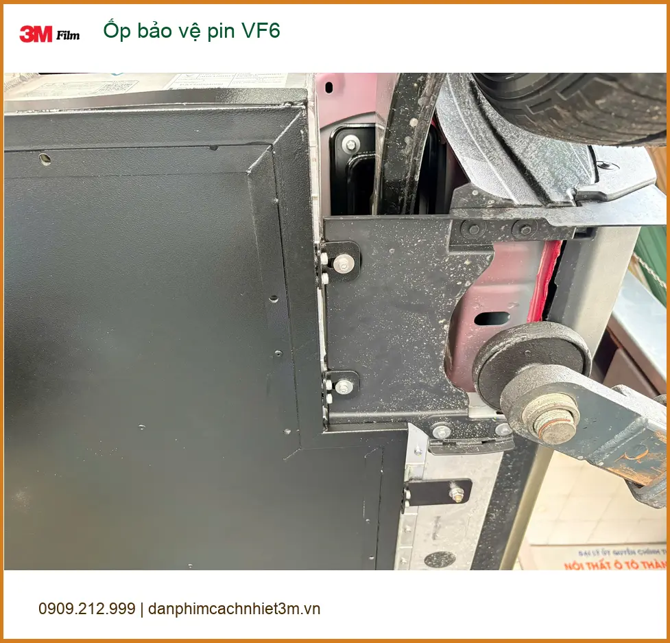 Chú Quang tìm địa chỉ gắn ốp bảo vệ pin VF6 ở Quận Bình Tân để bảo vệ tốt hơn