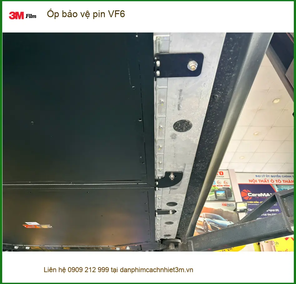 Chú Quang tìm địa chỉ gắn ốp bảo vệ pin VF6 ở Quận Bình Tân để bảo vệ tốt hơn ảnh thực tế 3