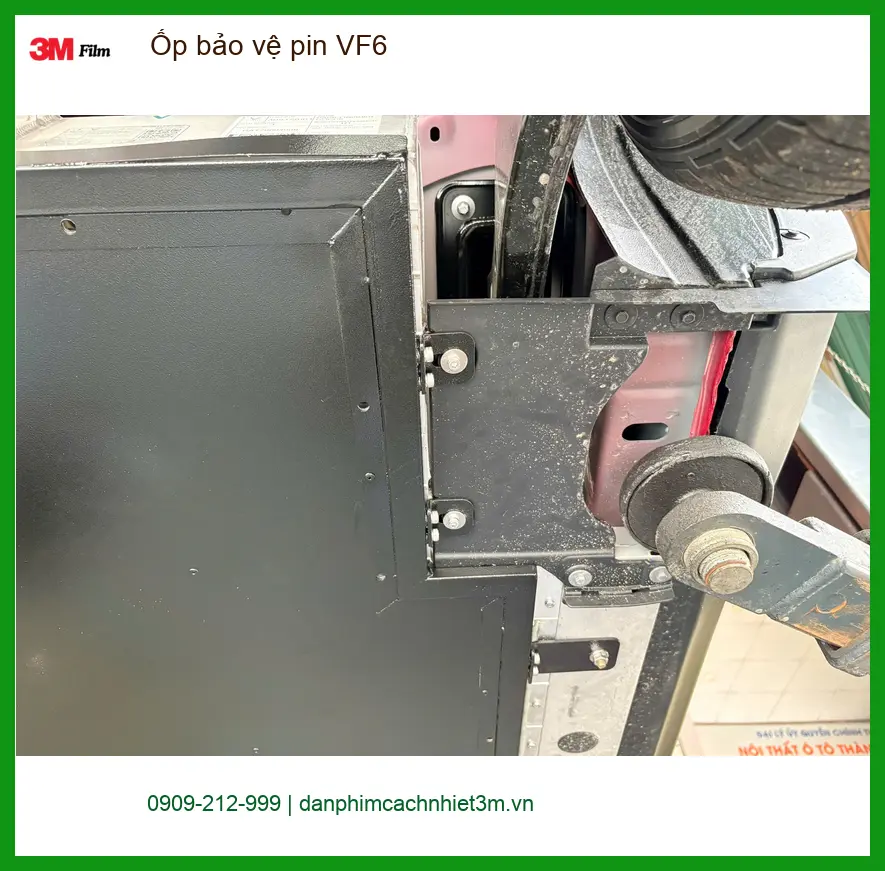 Chị Thảo lắp ốp bảo vệ pin VinFast VF6 tại Quận 10 vì lo ngại va đập gầm xe