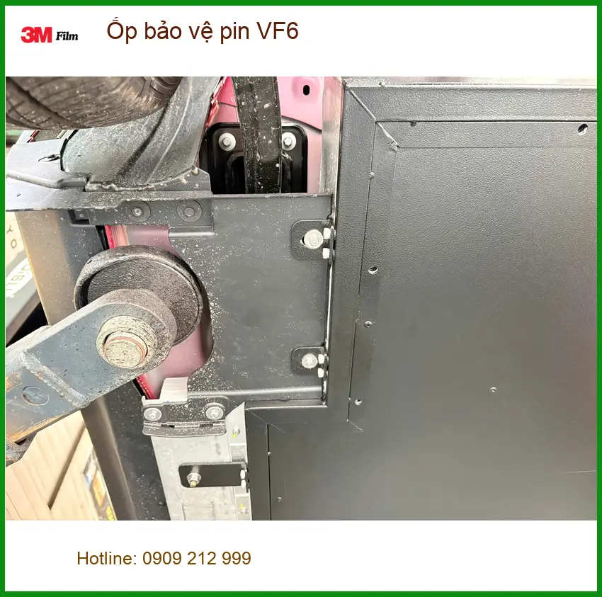 Chị Thảo lắp ốp bảo vệ pin VinFast VF6 tại Quận 10 vì lo ngại va đập gầm xe ảnh thực tế 2
