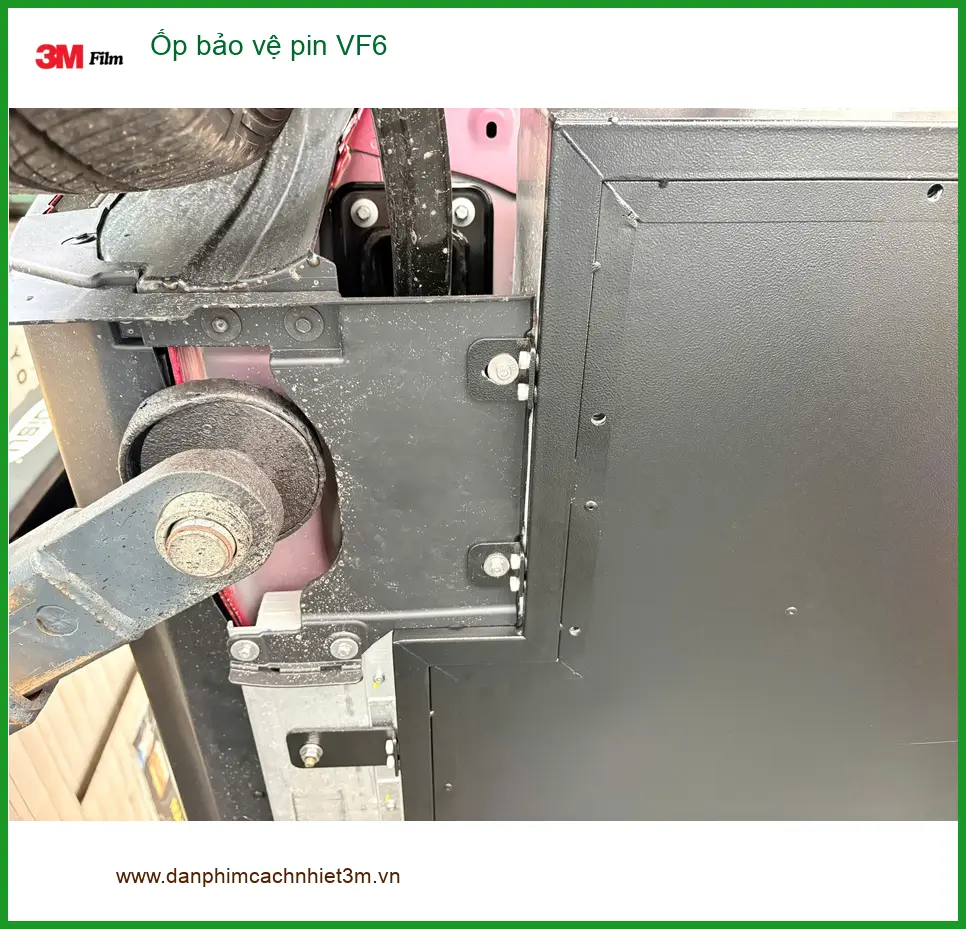 Chị Thư lắp Ốp bảo vệ pin VinFast VF6 Quận 3 đảm bảo an toàn khi đi đường ngập ảnh thực tế 4