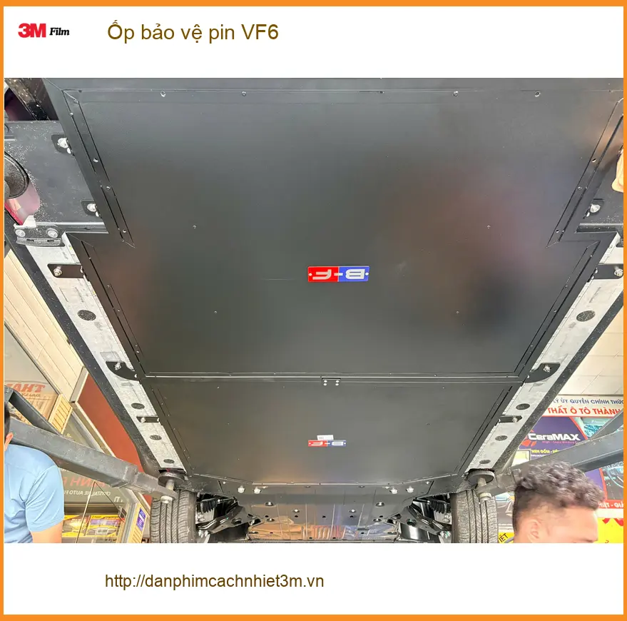 Chị Thanh ốp bảo vệ pin VF6 Quận Gò Vấp để đảm bảo an toàn cho xe ảnh thực tế 3