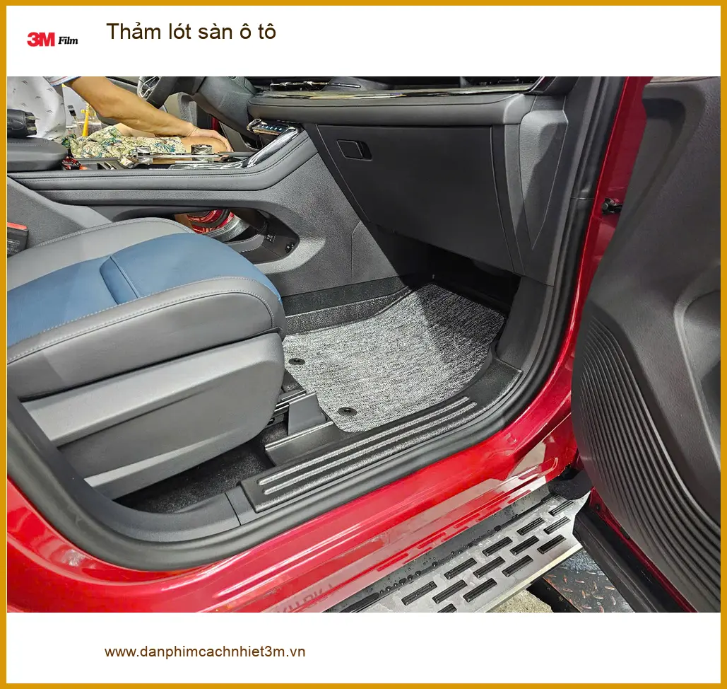 Anh Khải lắp thảm lót sàn ô tô Hyundai Santa Fe tại Quận 12 giữ xe sạch