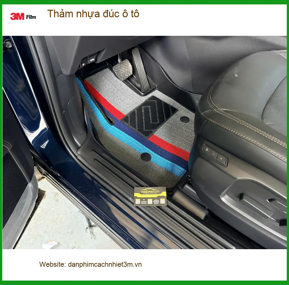Chị Thảo lắp thảm nhựa đúc ô tô cho Hyundai Accent tại Hóc Môn để giữ xe sạch sẽ