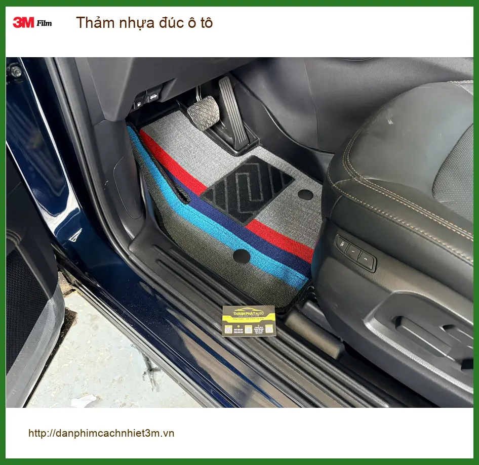 Chị Thanh lắp thảm nhựa đúc ô tô cho VinFast Lux A2.0 ở Quận 10