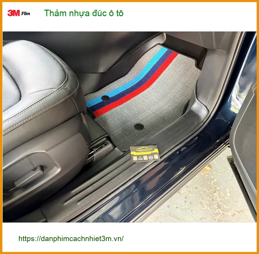 Chị Thanh lắp thảm nhựa đúc ô tô cho VinFast Lux A2.0 ở Quận 10 ảnh thực tế 2