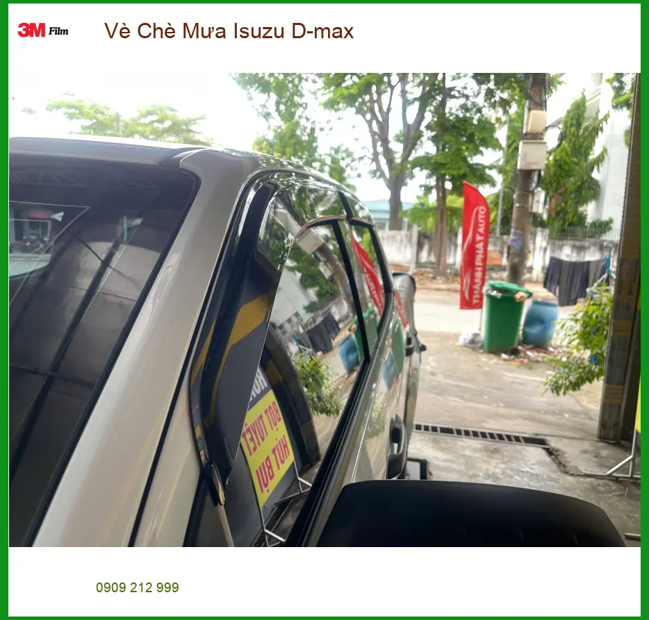 Chú Tấn lắp vè che mưa Isuzu D-max để tránh nước mưa hắt vào xe ở Quận 6