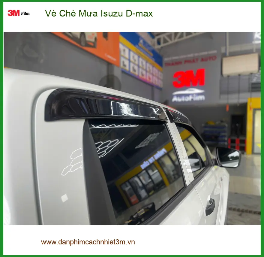 Chú Tấn lắp vè che mưa Isuzu D-max để tránh nước mưa hắt vào xe ở Quận 6 ảnh thực tế 3