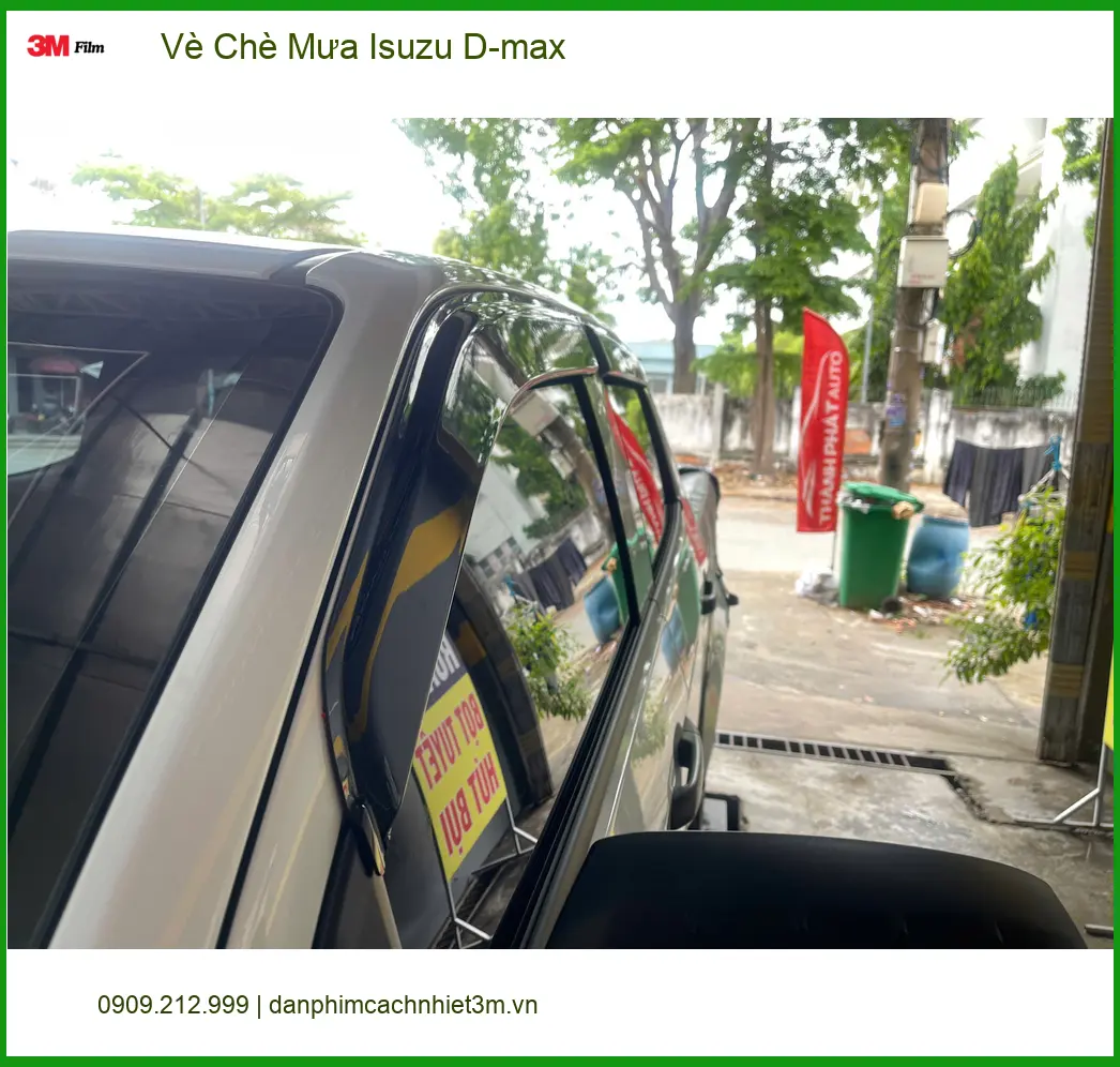 Chị Thảo lắp Vè Chè Mưa Isuzu D-max cho xe ít bị bẩn nước mưa ở Quận 1 ảnh thực tế 4