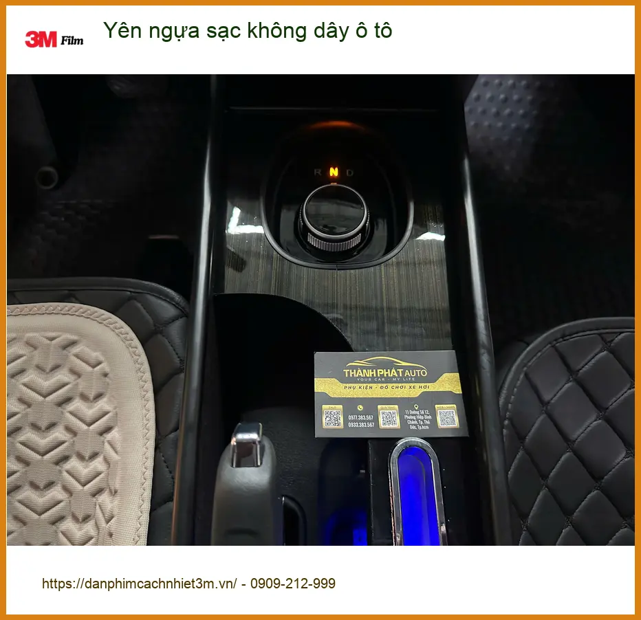Anh Minh lắp yên ngựa sạc không dây cho Toyota Camry tại Quận 7 để sạc điện thoại tiện lợi ảnh thực tế 2
