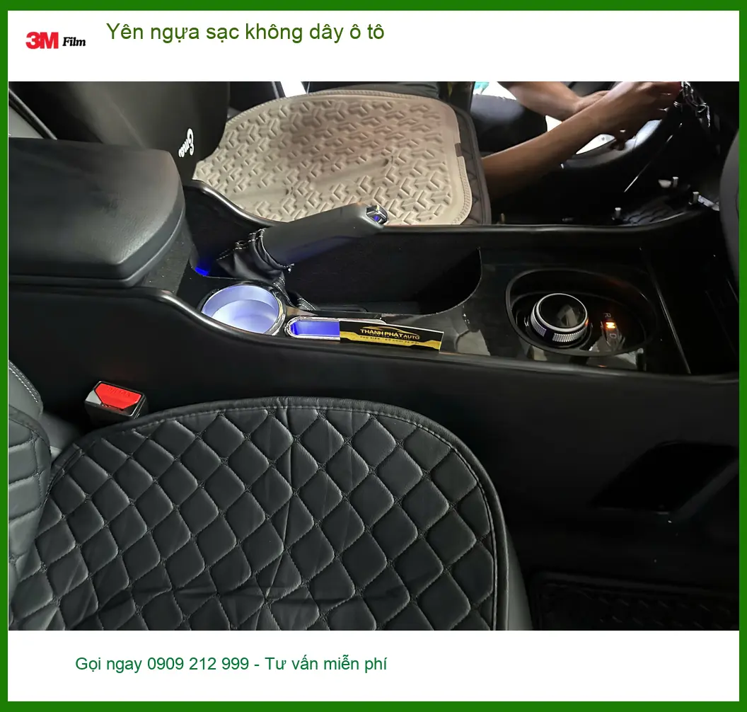 Anh Minh lắp yên ngựa sạc không dây cho Toyota Camry tại Quận 7 để sạc điện thoại tiện lợi ảnh thực tế 3