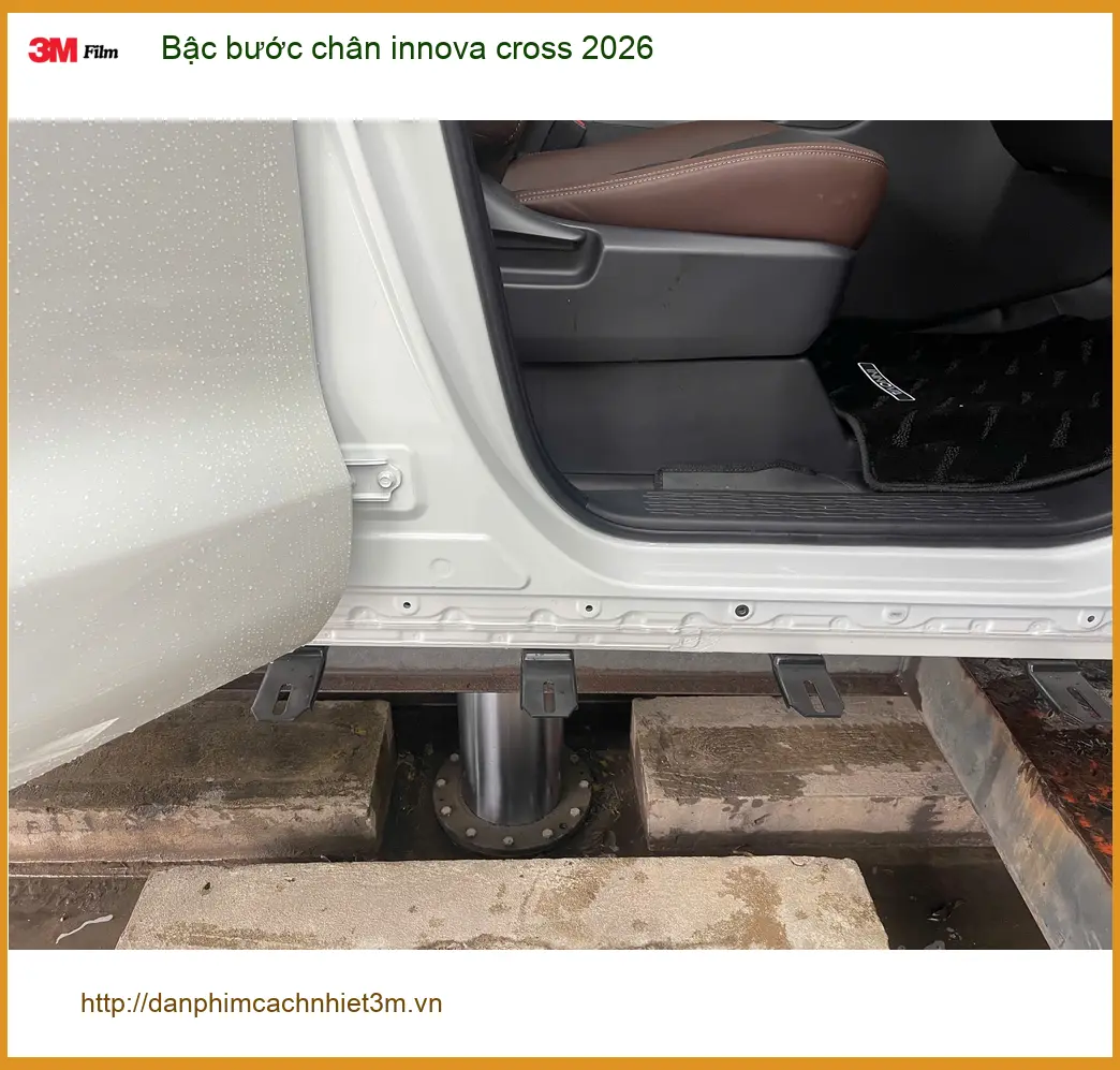 Anh Tấn lắp bậc bước chân Innova Cross 2026 tại Quận Thủ Đức