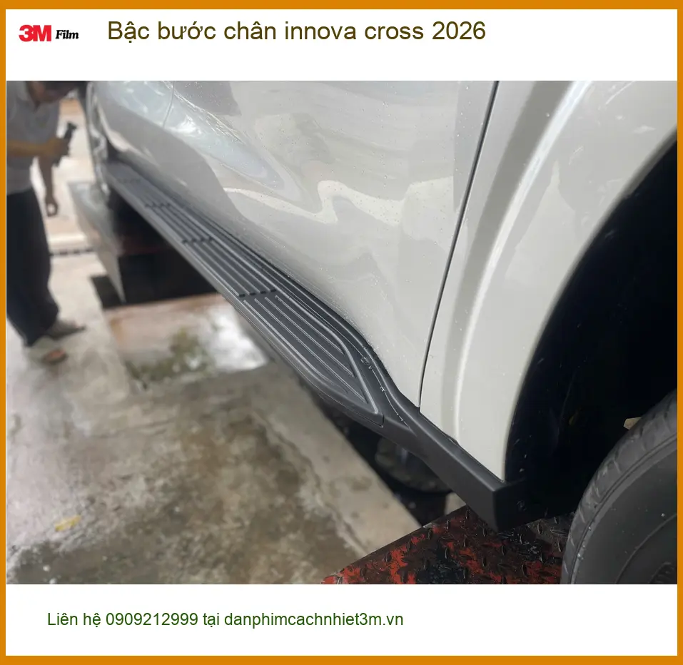Anh Tấn lắp bậc bước chân Innova Cross 2026 tại Quận Thủ Đức ảnh thực tế 2