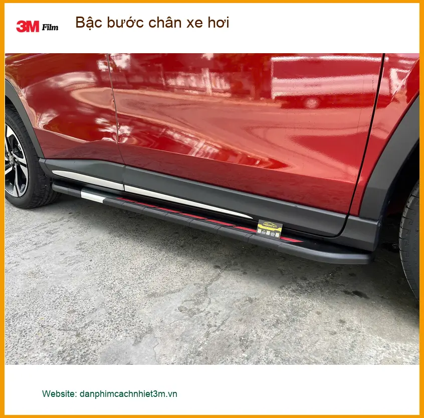 Anh Hoàng lắp bậc bước chân xe hơi Ford Everest ở Bình Chánh