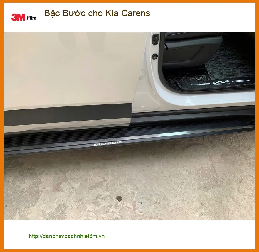 Anh Trung lắp Bậc Bước cho Kia Carens tại Quận 1 để gia đình lên xuống xe dễ dàng hơn