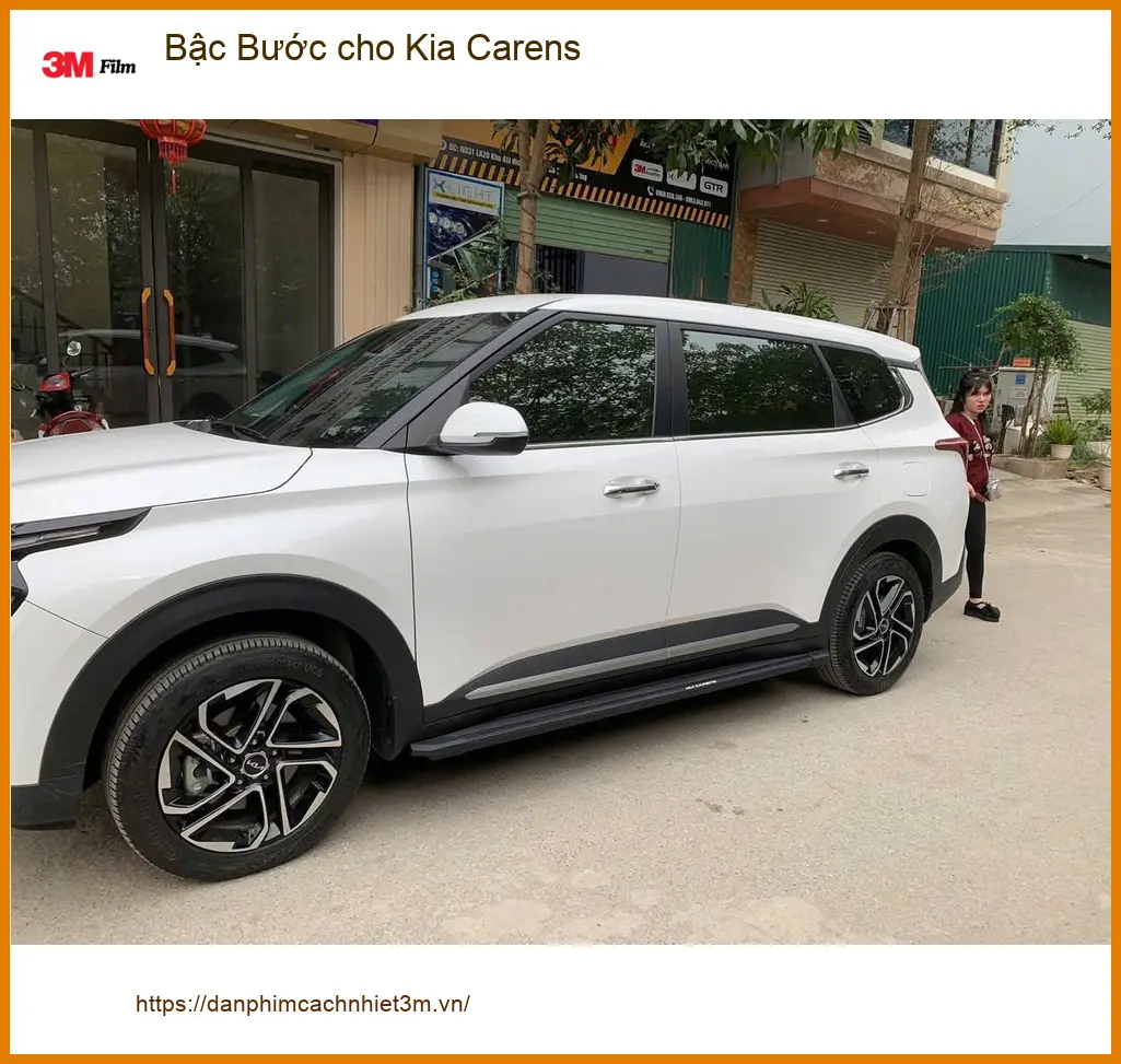 Anh Trung lắp Bậc Bước cho Kia Carens tại Quận 1 để gia đình lên xuống xe dễ dàng hơn ảnh thực tế 2