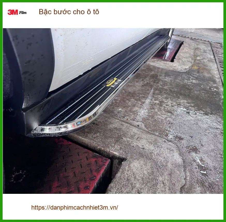 Chị Thảo lắp bậc bước cho Mazda CX-5 ở Quận 2 vì có con nhỏ