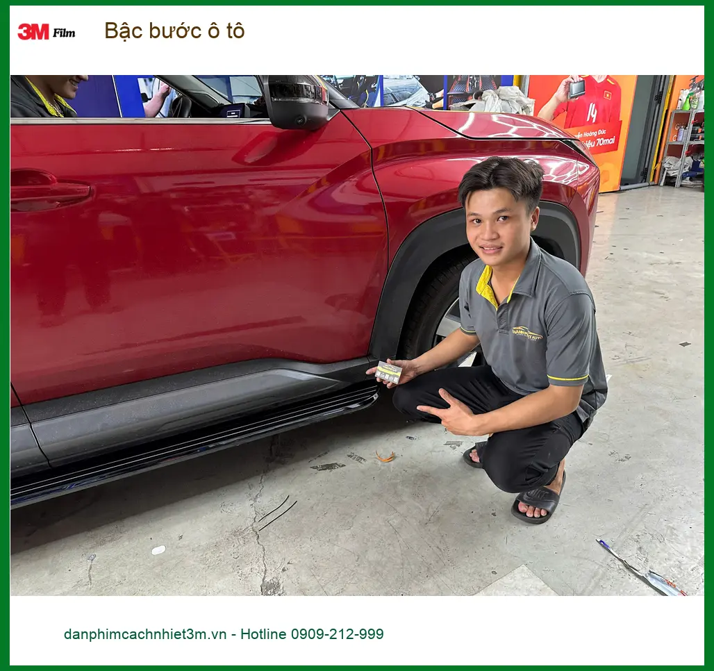 Anh Cường lắp bậc bước ô tô cho Hyundai Santa Fe ở Quận 7