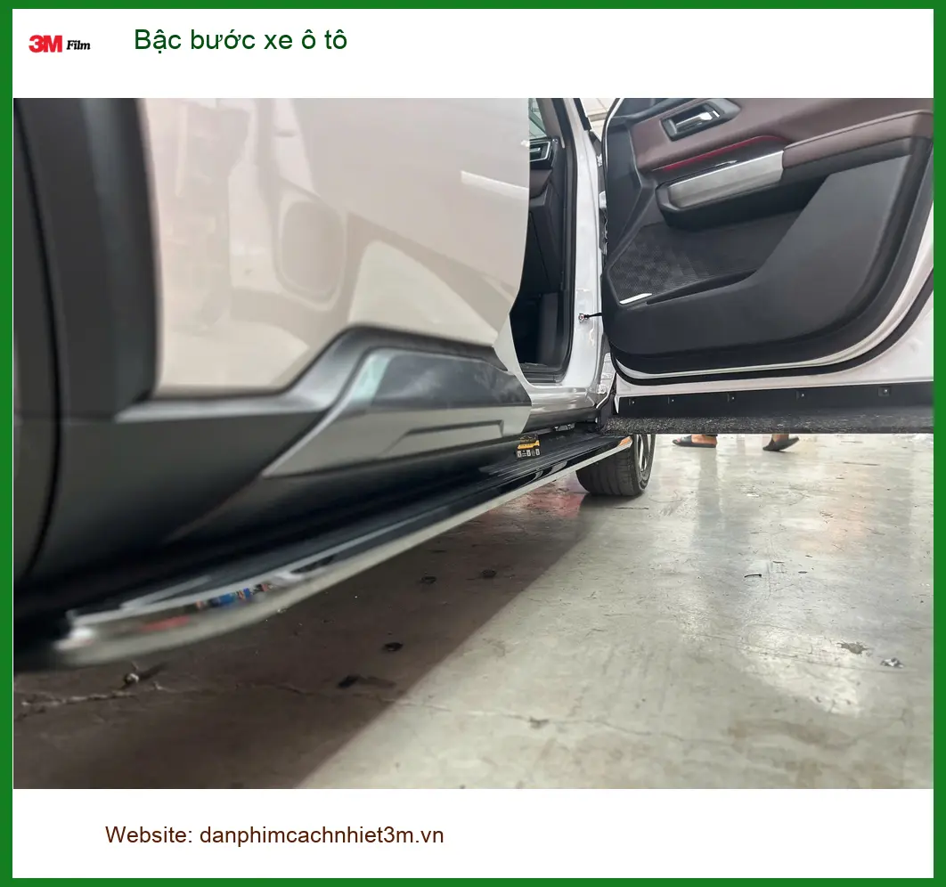 Chị Thảo lắp bậc bước xe ô tô Hyundai SantaFe tại Quận 7 vì muốn tiện lợi hơn