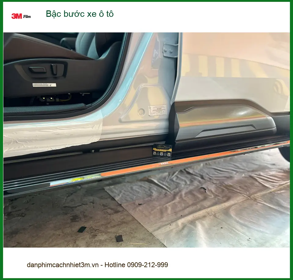 Chị Thảo lắp bậc bước xe ô tô cho Hyundai Santa Fe tại Quận Bình Tân