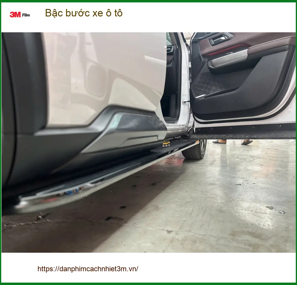 Chú Lâm lắp bậc bước xe ô tô Hyundai Santa Fe tại Quận 6 để tiện lên xuống ảnh thực tế 2