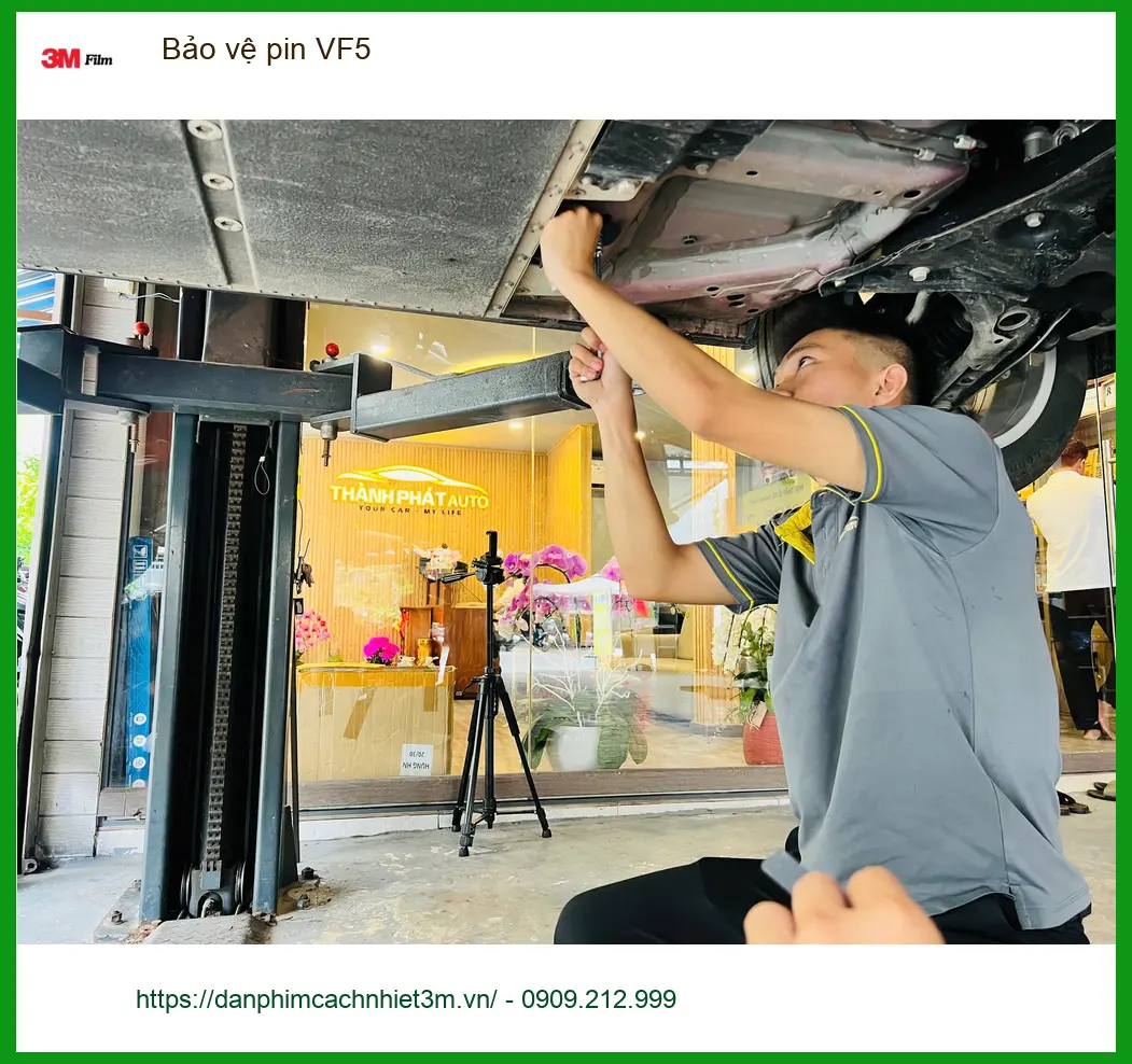 Anh Tùng lắp bảo vệ pin VinFast VF5 tại Quận 8 để kéo dài tuổi thọ