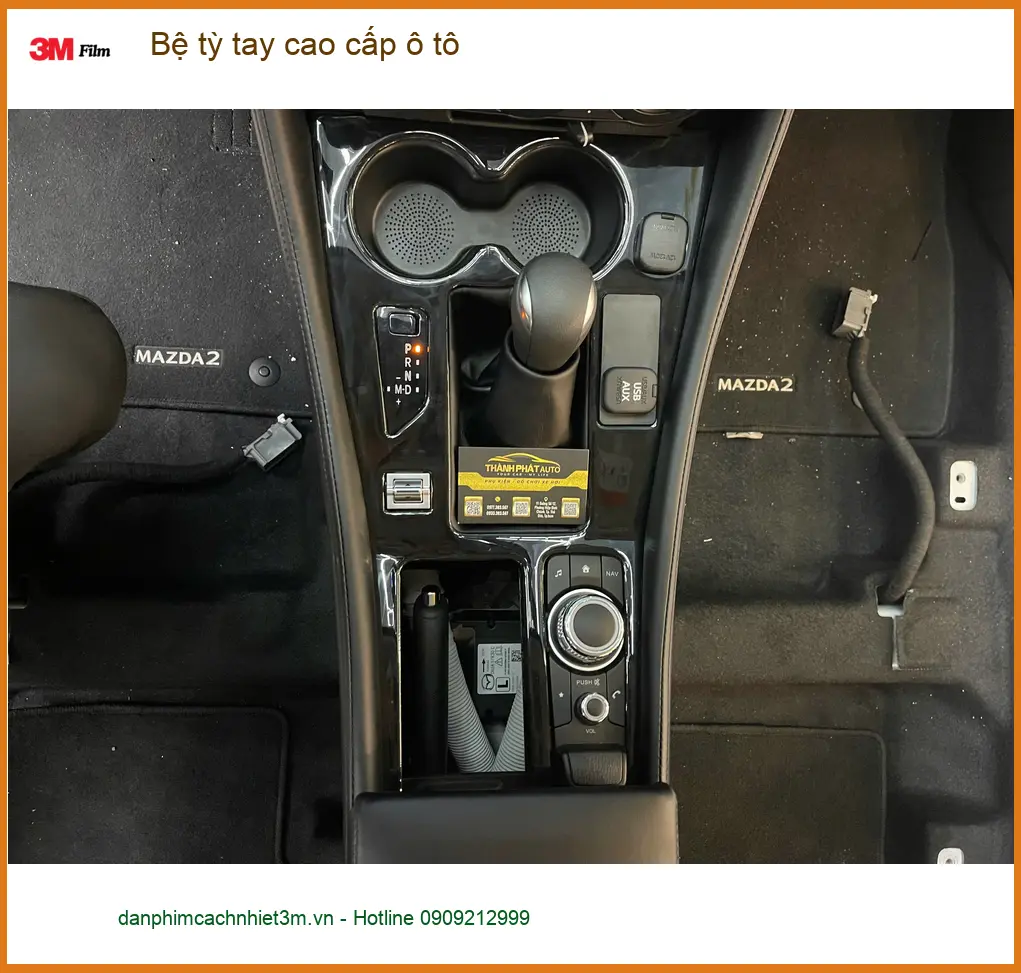 Chị Mai lắp bệ tỳ tay cao cấp cho Toyota Camry tại Quận 7