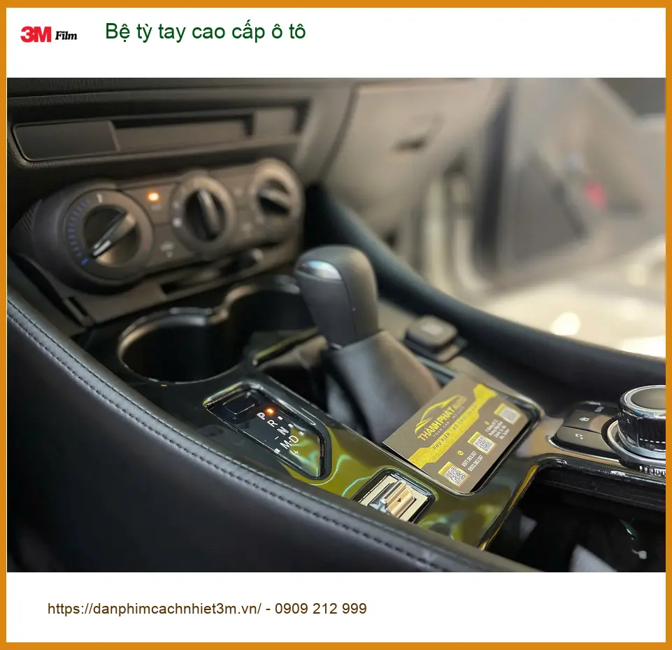 Chị Mai lắp bệ tỳ tay cao cấp cho Toyota Camry tại Quận 7 ảnh thực tế 2