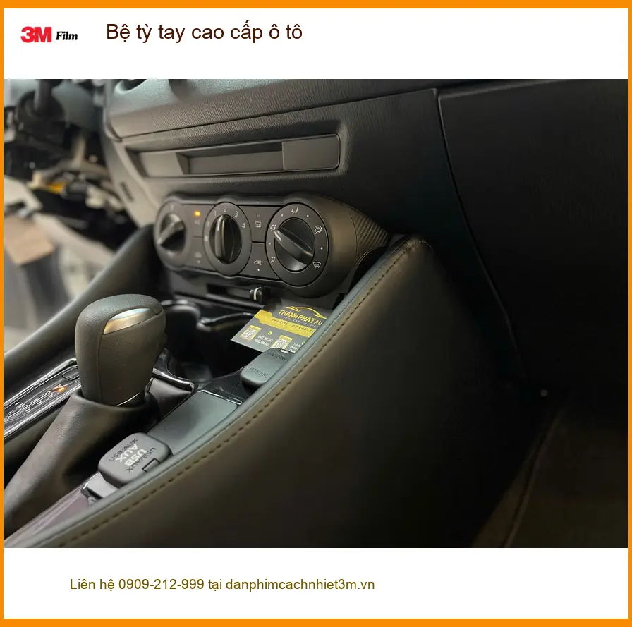 Chị Mai lắp bệ tỳ tay cao cấp cho Toyota Camry tại Quận 7 ảnh thực tế 3