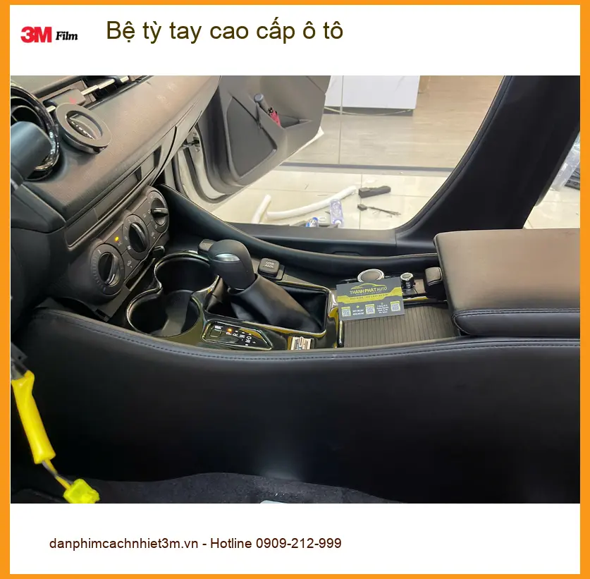 Chị Mai lắp bệ tỳ tay cao cấp cho Toyota Camry tại Quận 7 ảnh thực tế 4