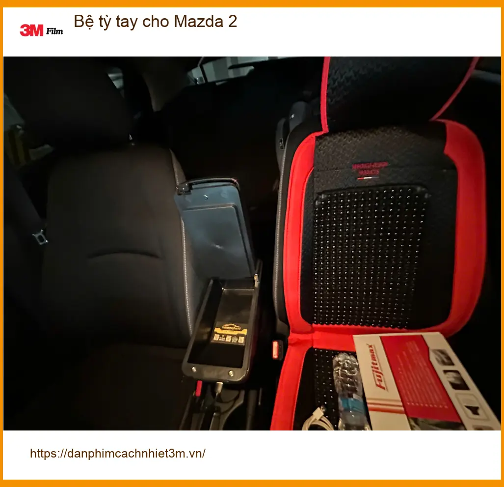 Anh Khang lắp bệ tỳ tay cho Mazda 2 vì thường xuyên di chuyển xa ở Hóc Môn
