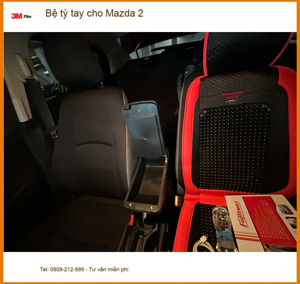 Chị Thanh lắp bệ tỳ tay cho Mazda 2 tại Quận 12 để lái xe đỡ mỏi