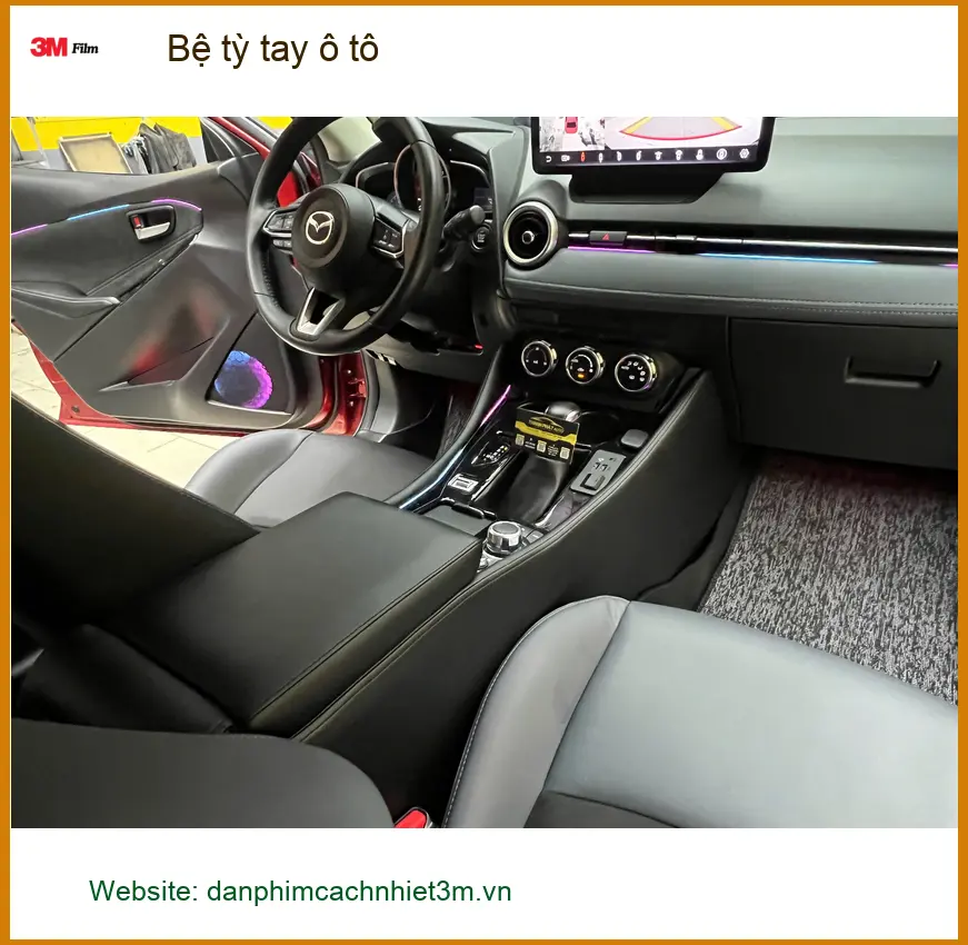 Anh Khang lắp bệ tỳ tay ô tô Hyundai Accent tại Quận 12 để lái xe thoải mái hơn