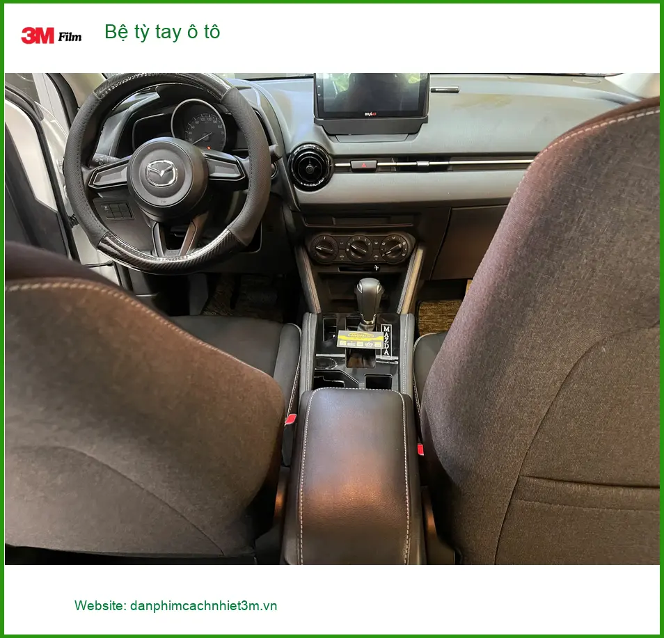 Chú Bình lắp Bệ tỳ tay ô tô cho Suzuki Swift tại Quận 2 giúp lái xe đỡ mỏi ảnh thực tế 3