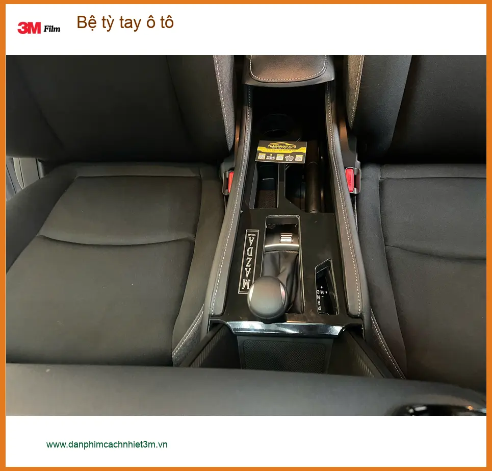 Cô Hà lắp bệ tỳ tay ô tô cho Hyundai Accent tại Quận 9 để lái xe đường dài đỡ mỏi tay