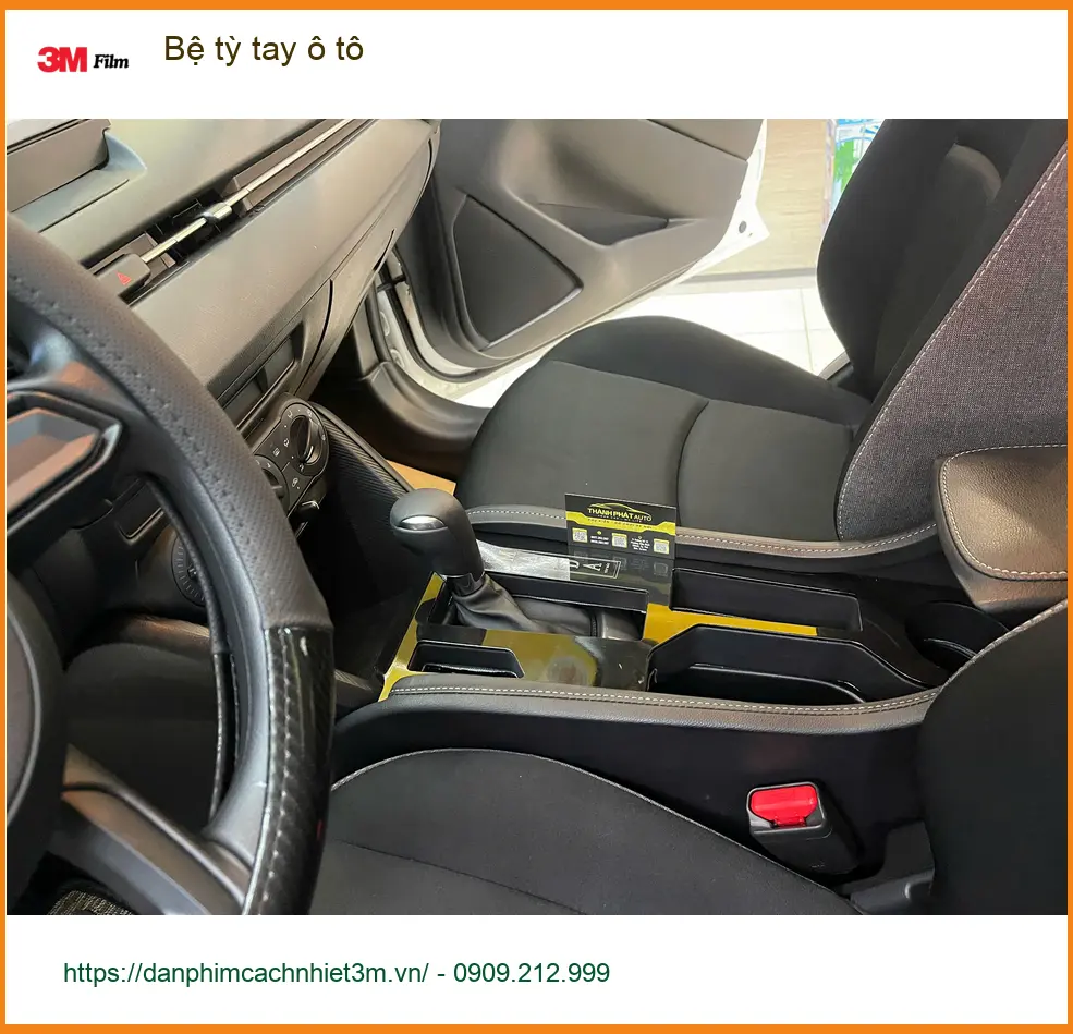 Cô Hà lắp bệ tỳ tay ô tô cho Hyundai Accent tại Quận 9 để lái xe đường dài đỡ mỏi tay ảnh thực tế 2