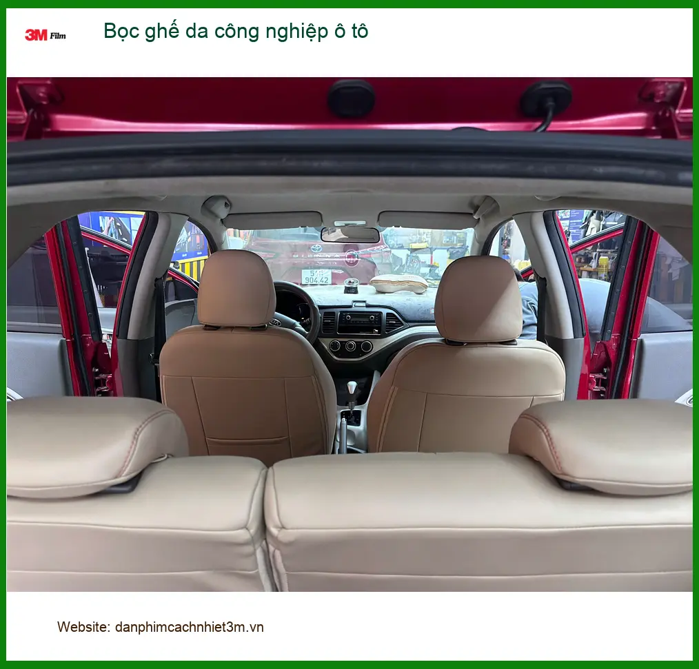 Cô Thị Lan Anh bọc ghế da công nghiệp ô tô cho Mazda CX-5 ở Quận 12
