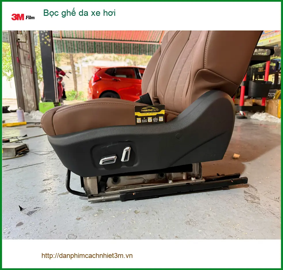 Chị Thanh Thúy bọc ghế da Hyundai Accent tại Cần Giờ để nội thất sang trọng