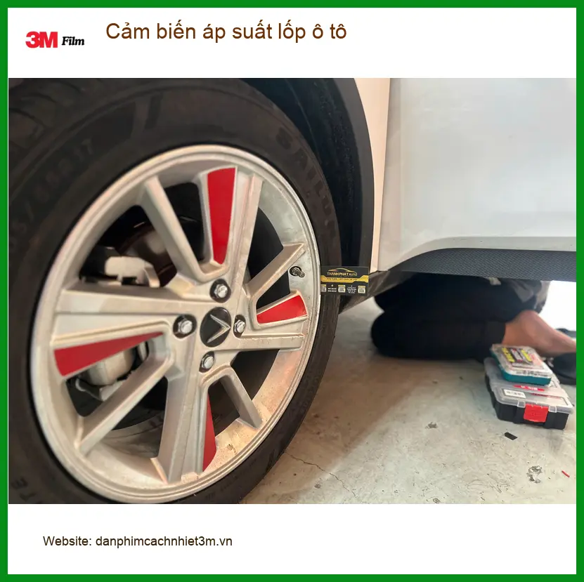Chú Phước lắp cảm biến áp suất lốp ô tô tại Quận 12 cho xe Fortuner ảnh thực tế 2