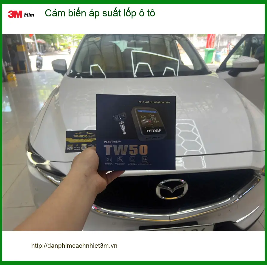 Cô Lan Anh lắp cảm biến áp suất lốp ô tô Honda CRV tại Nhà Bè