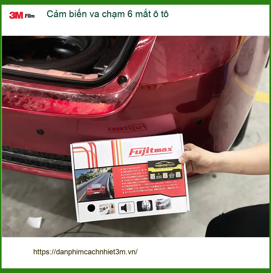 Anh Minh lắp cảm biến va chạm 6 mắt ô tô cho Hyundai Santa Fe tại Quận 2 để lùi xe an toàn