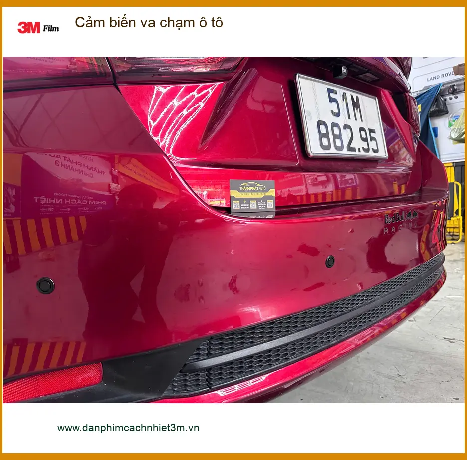 Chú Minh lắp cảm biến va chạm ô tô cho Hyundai Kona để an tâm hơn khi lùi xe ở Hóc Môn
