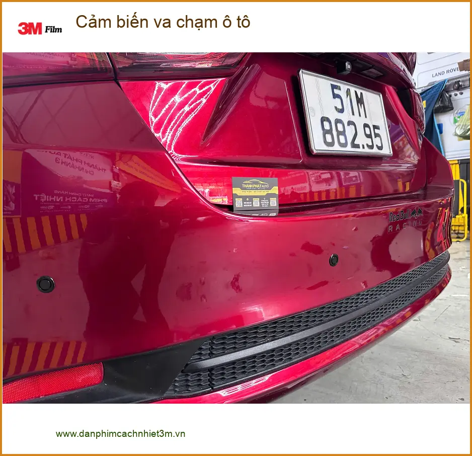 Anh Bùi Khang lắp cảm biến va chạm ô tô cho VinFast Lux A2.0 tại Quận 8