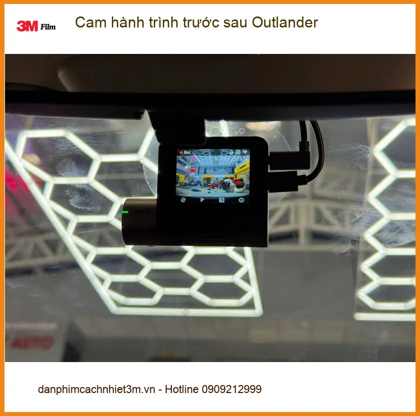 Anh Minh lắp cam hành trình trước sau Outlander tại Quận 9 để yên tâm di chuyển