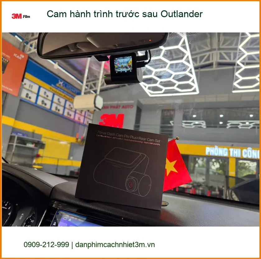 Chị Thảo lắp cam hành trình trước sau Outlander tại Quận Bình Tân để an tâm lái xe