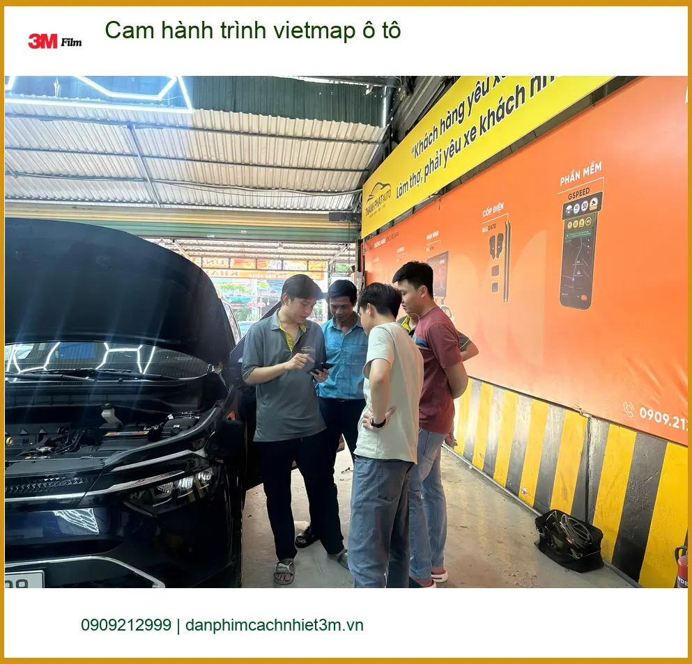 Chú Quang lắp Cam hành trình Vietmap ô tô Ford Everest tại Quận 7 an toàn ảnh thực tế 2