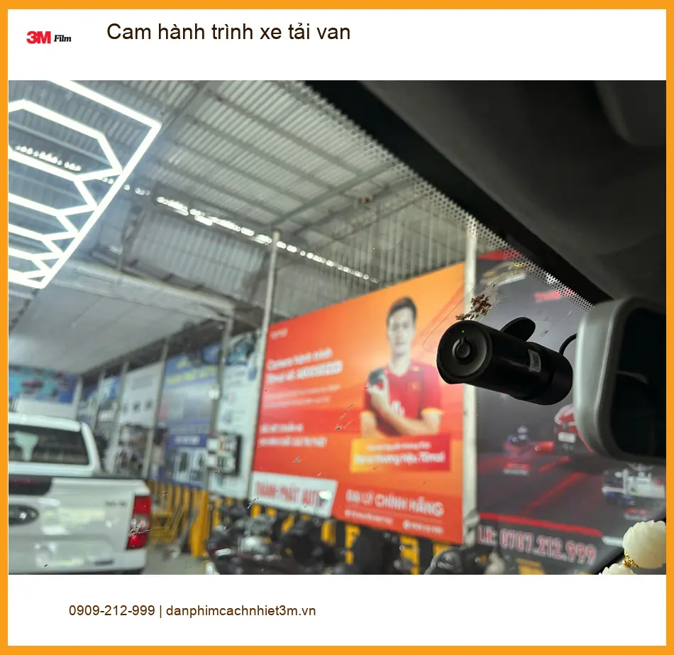 Anh Bách gắn cam hành trình xe tải van Ford Transit Quận 2 an toàn ảnh thực tế 2